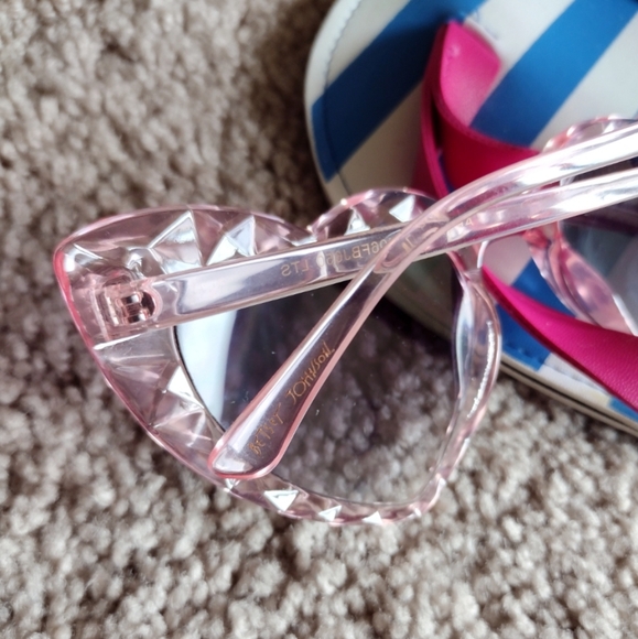 Betsey Johnson Heart Shaped Cateye Sunglasses & Beach Sandal Sunglass Holder - Picture 7 of 15